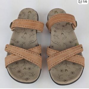 Taos "Hero" leather sandals beige embroidered size 7